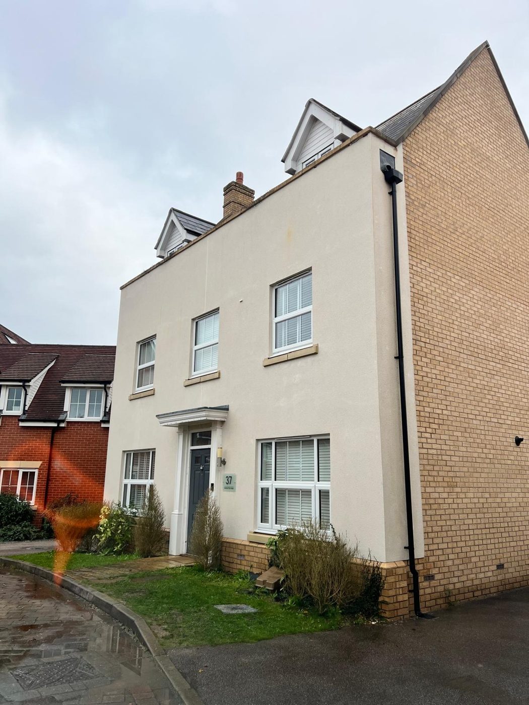 Render on a three-storey house after cleaning
